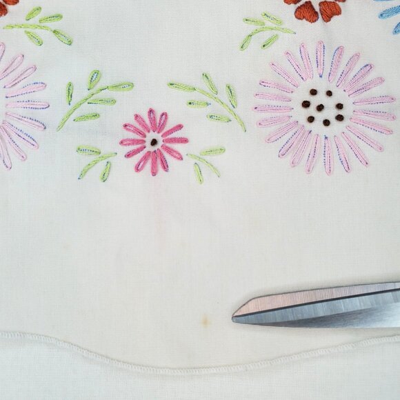 Vintage Linen Table Runner Farmhouse Scallop Edge Flowers Barn 42x16 Embroidered - Picture 9 of 14